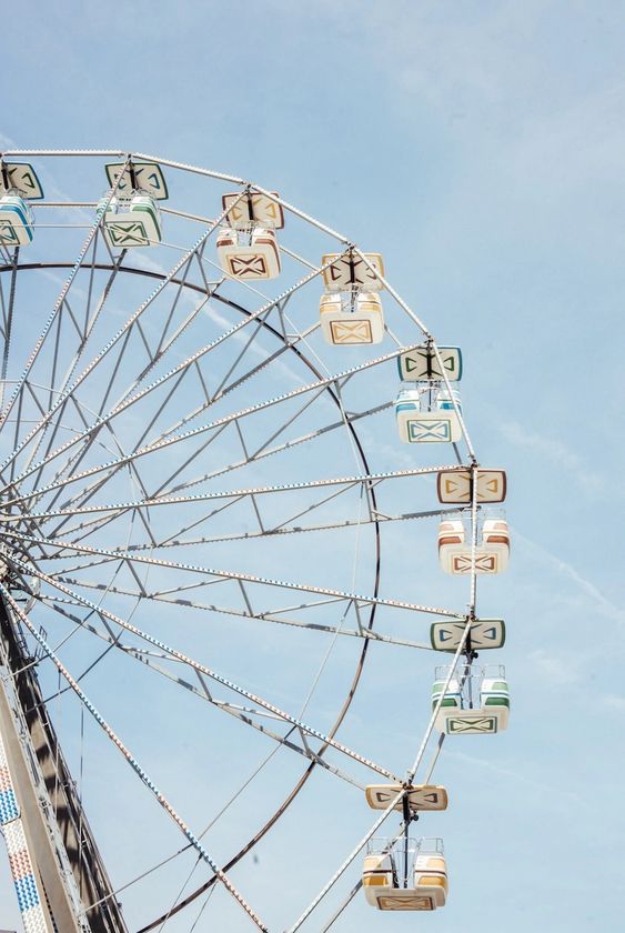 「希望你不再纠结那些已经发生的、无法改变的陈旧破事上,更不要内耗。把时间精力,专注于自己真正的目标上。目标是太阳的话,何必留恋萤火之光。」