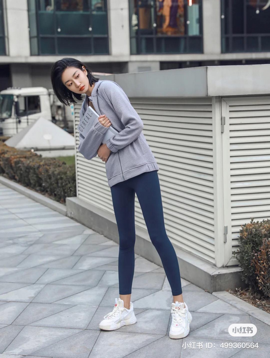 小红书博主强烈种草 UNIQLO 瑜伽裤也是一款功能性非常强的百搭、显瘦裤子!