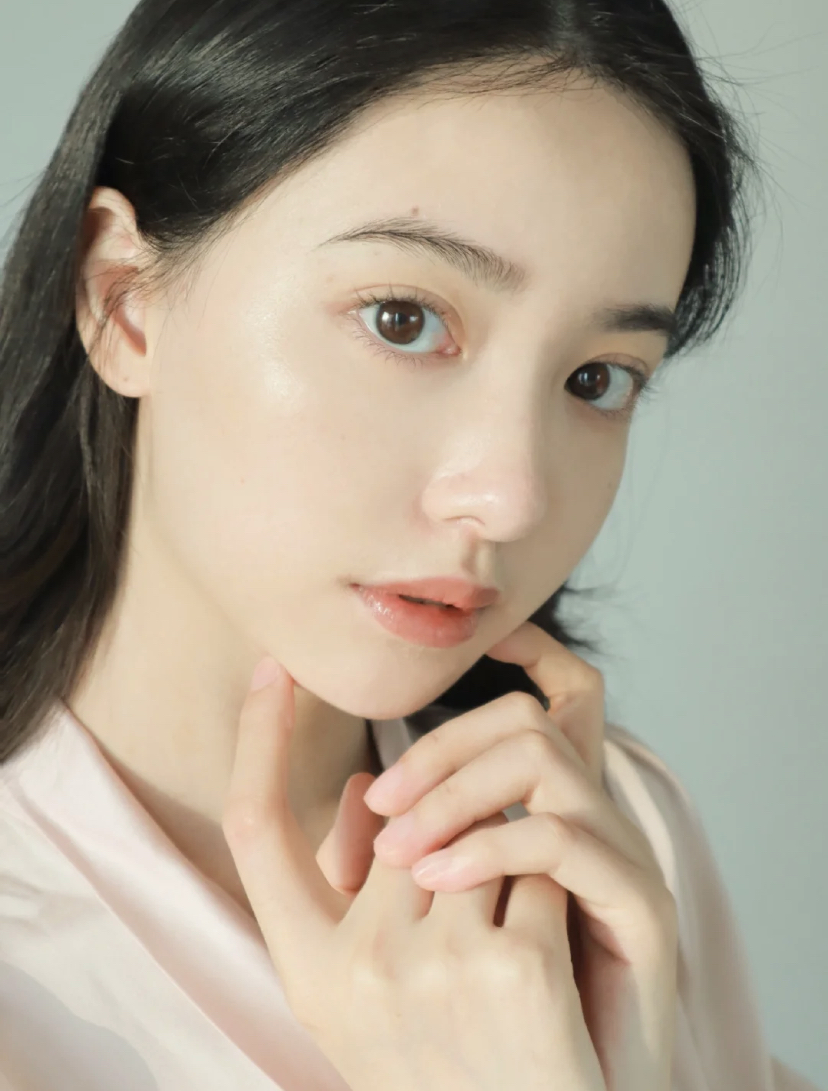 这种眼睛比较圆大眼睑裂较高宽,呈圆弧的形状,黑眼珠和眼白也露出比较多。