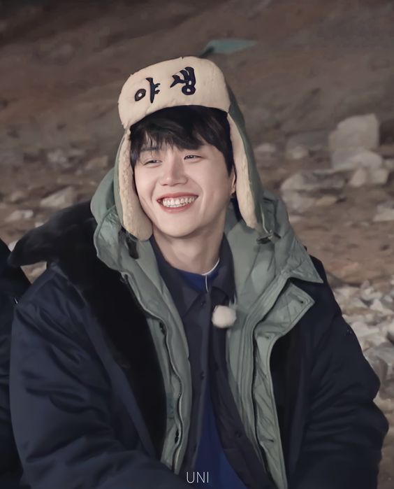 金宣虎是综艺《两天一夜》为固定成员,也因为笑料不断频频成热搜榜“常客”!除了答错各国首都、还把汉字问答把「田」写成「由」等呆萌行为,即是节目里的颜值担当,也是傻瓜担当,所以被不少网友笑称是“长得帅的傻瓜”~