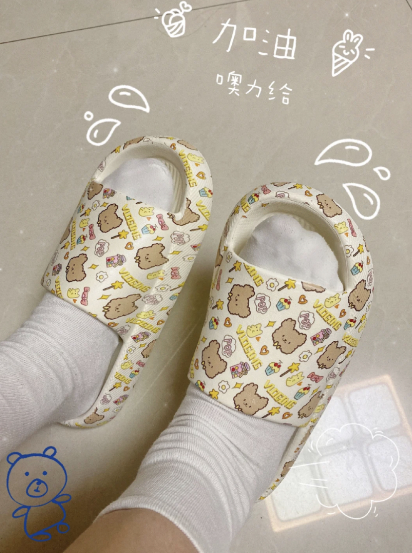 加厚的鞋底踩着非常舒服,还可以回弹力也不错!