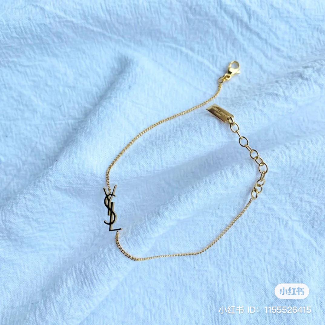 这条手链之所以获得大家零负评的喜欢,那是因为手链做得超级精细,显得手超纤细,看上去很有女人味。