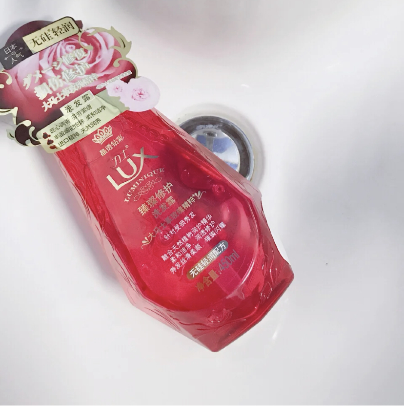 主要针对修复受损秀发的无硅洗发水，添加了大马士革玫瑰、摩洛哥坚果油等成分