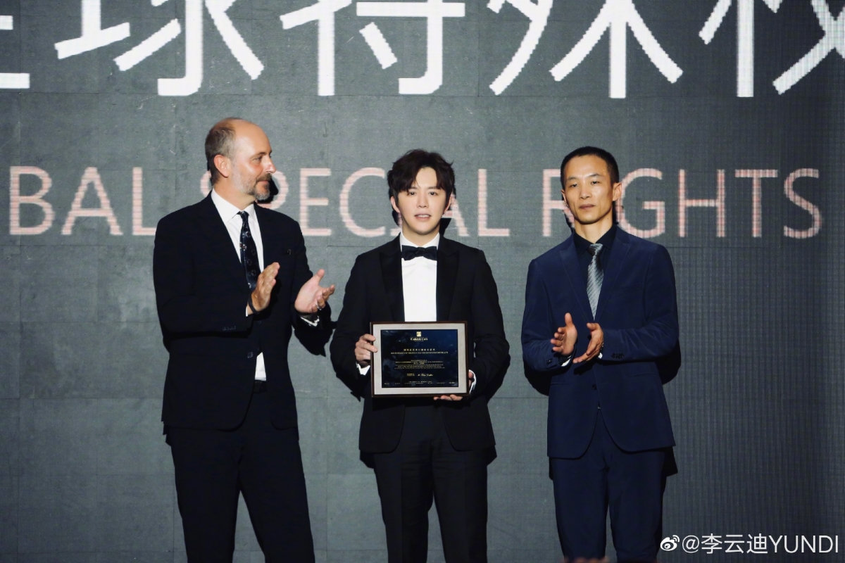 李云迪曾与汤唯、田霏等著名艺人传绯闻,但最后都不疾而终。此外,他还曾多次被跟拍和不同的神秘女子吃饭或出现在酒店,举止都很亲密。