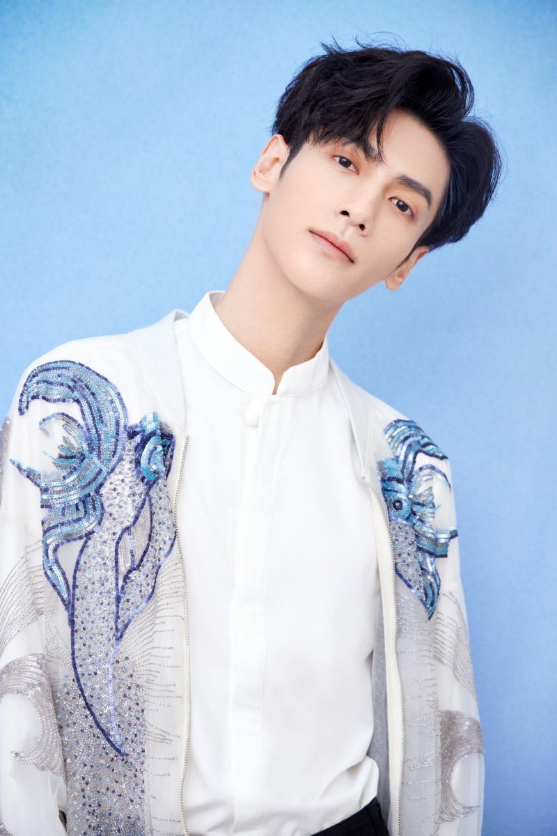 罗云熙真名为「罗弋」，有一心一意的意思；据悉艺名罗云熙是其经纪公司老板特别为他凌晨求头香得来的名字，很多网友都表示「罗弋」虽然好听但很多人念不出“弋”（yi）字，改成罗云熙后不仅更有辨识度，名字的气质也和他本人非常相衬。