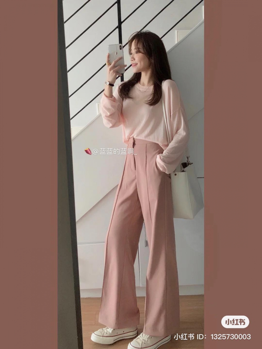 加上喇叭裤剪裁的助攻,超有感遮肉 EASY 瘦出女团同款纤细腿。