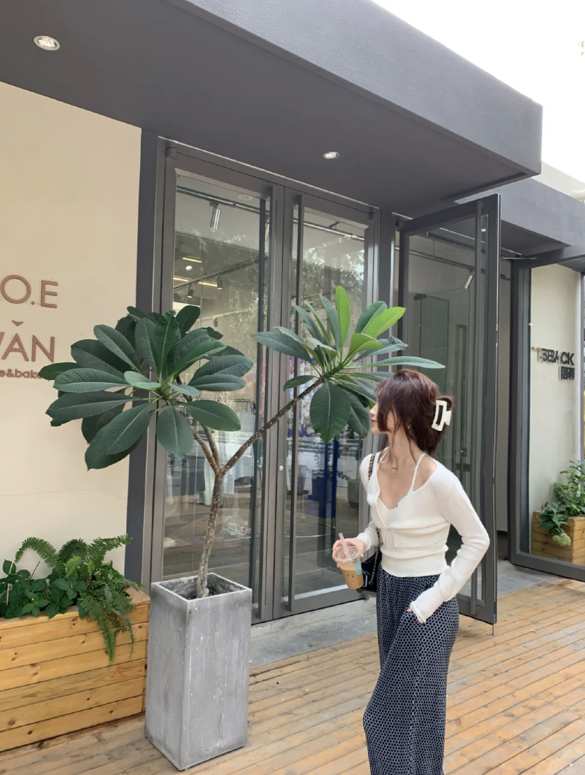 手里捧着一杯咖啡自然的望向另一边,害羞的话可以直接遮住脸部