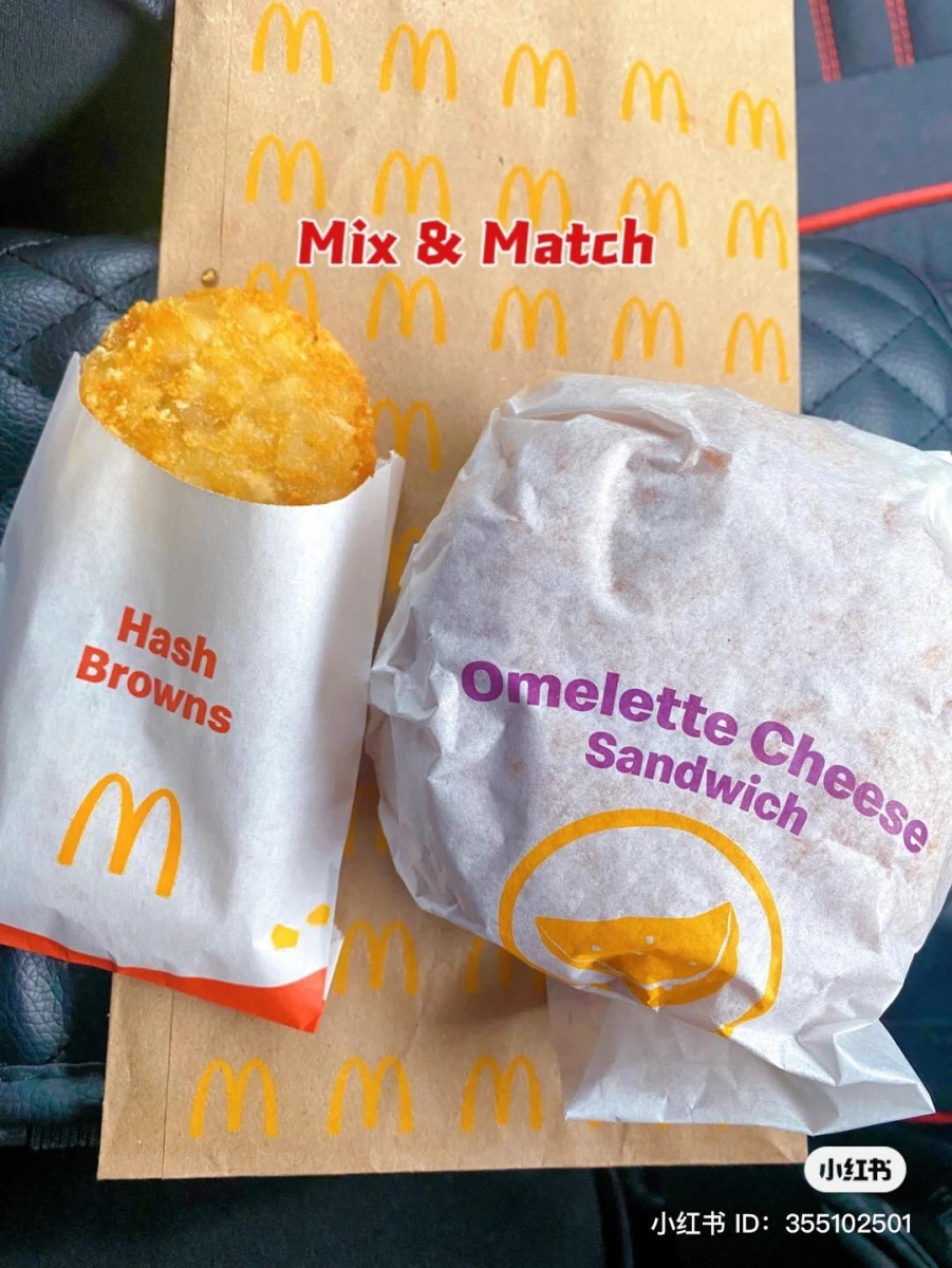 平时他都会点 Scrambled Egg or Omelette, 接着就会把附加的 Hash Browns 夹在汉堡里一起入口。