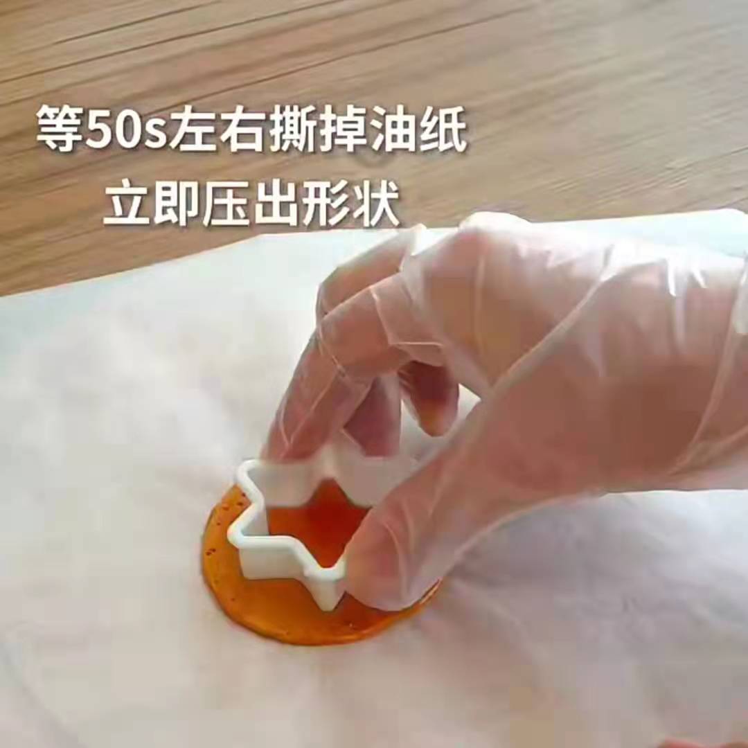 然后掀开烘焙纸,快速的压上图案就大功告成啦 ~