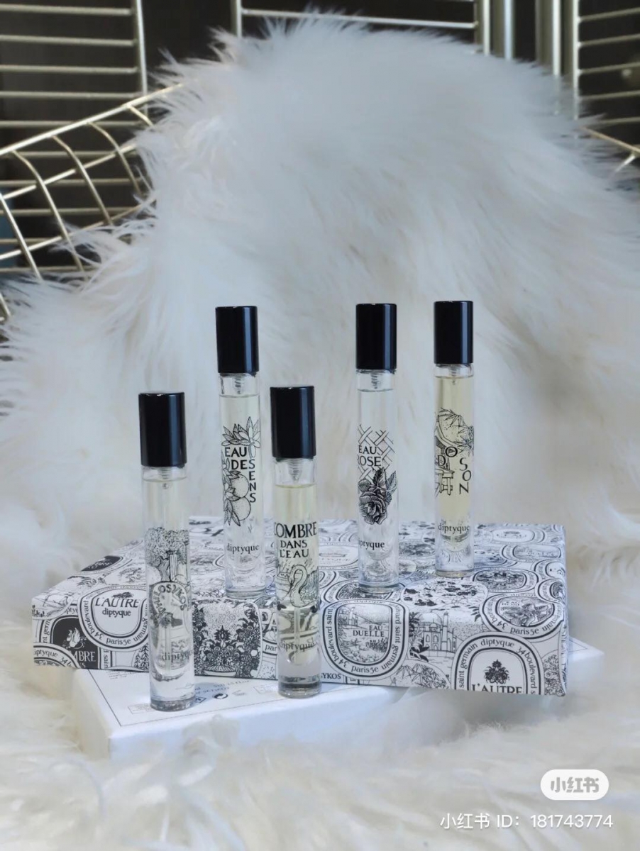 精致幼细的瓶身上充斥着 Diptyque 冷艳感的花纹点缀,整个看起来就贼高级。