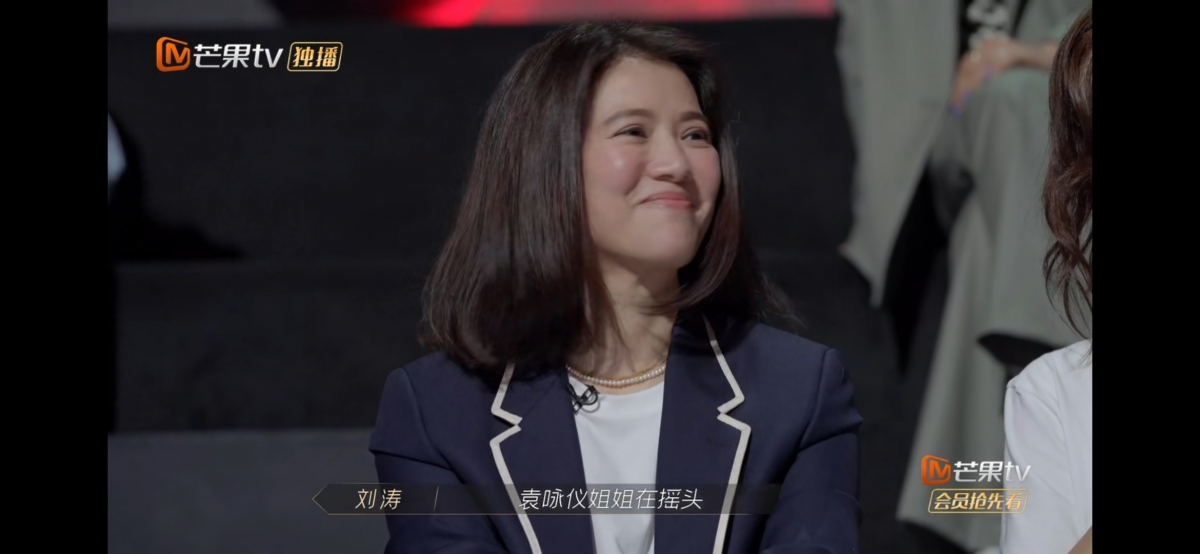 当主持人问张智霖「胡子是不是故意染白的」？坐在观众席的老婆「袁咏仪」频频摇头哽咽表示「他把自己青春都奉献给了演艺事业，胡子真的白了」~让现场观众以及网民瞬间破防。