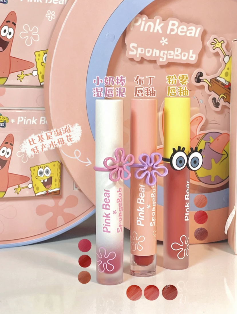 喜欢高级雾面感的唇妆,可以选择粉雾系列的唇釉~想要打造水润嘟嘟唇可入手琉光镜面睡唇釉,另外还有可淡化唇纹的小奶棒唇泥系列。