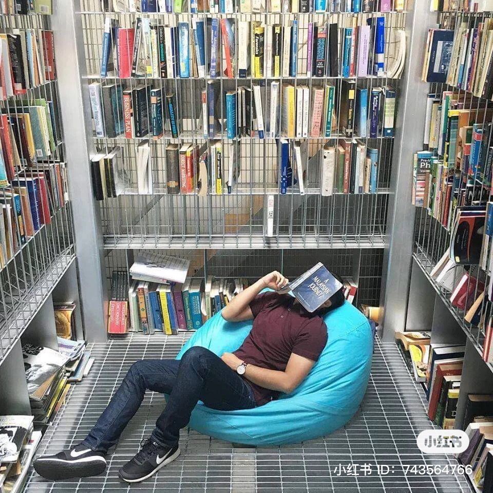 每层楼也设有懒惰沙发,一面躺着一面看书,显得格外惬意放松,让你可以好好地趁周末享受书香气息的美好。