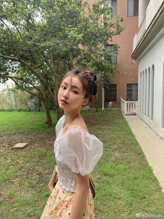 选择【岛屿S】:社会型 你的沟通交流与人际交往能力佳;服务社会和为他人提供帮助,是你的成就感来源。你喜欢团队协作,追求和平、平等、公正,并且愿意承担社会责任如教导、医治、咨询开导他人。适合你的职业包括教师、社会工作者、心理咨询师、护士、导游等。