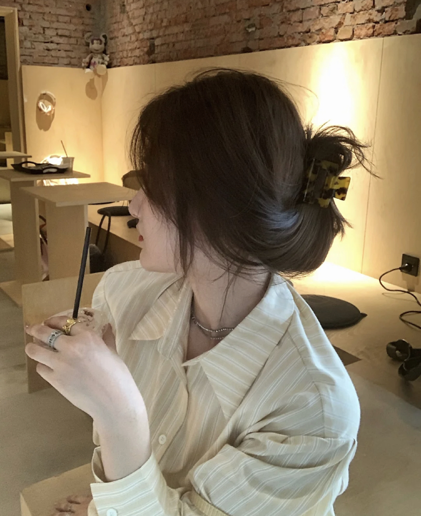 当你已经想不到可以摆什么姿势时,那就直接背对着镜头吧~