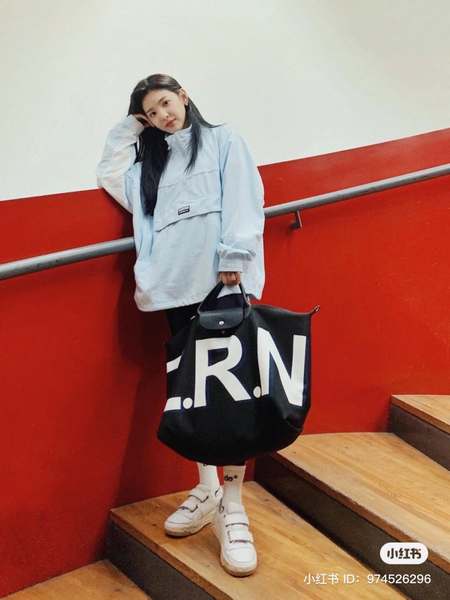 「章若楠」国民初恋女神也追求极简的包包风格，经典的黑色不仅耐脏还非常百搭，不管是多么俏皮 OOTD 都能让你酷感加倍。