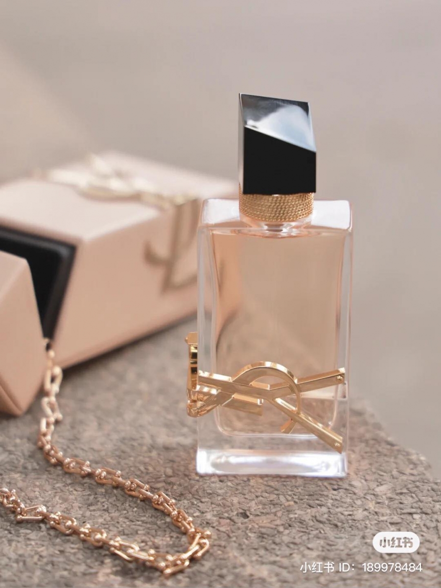 外观镶嵌着 YSL 经典 Logo 加上清澈透明的瓶身透射出的玫瑰粉色彩,简直梦幻极致。