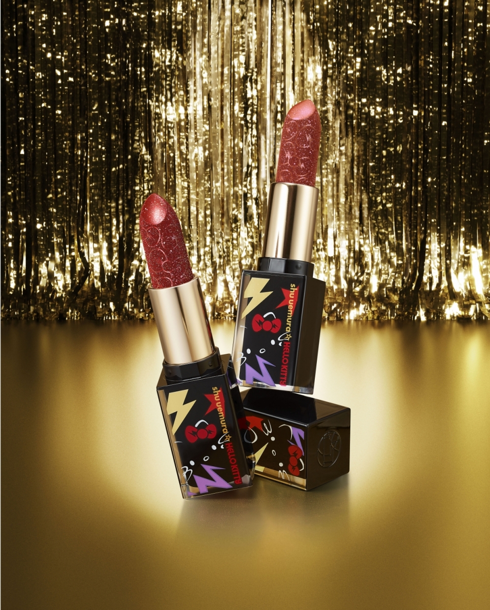 # 2021 shu uemura x HELLO KITTY圣诞限定系列口红无色限璀璨唇膏 酷闪桑红:唇膏体上印制了HELLO KITTY标志性蝴蝶结元素,以及呼应本次主题的闪电图案压纹; 红宝石色 #Ruby Sparkler 和 绝美裸色 #Dazzling Nude都注入了霓虹灯炫彩感。