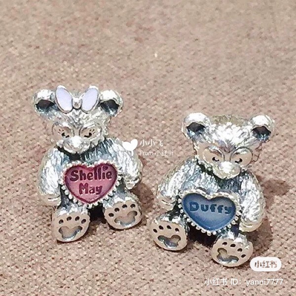 至于达菲、雪莉玫的款式胸口上分别都抱着蓝色和玫瑰粉的爱心