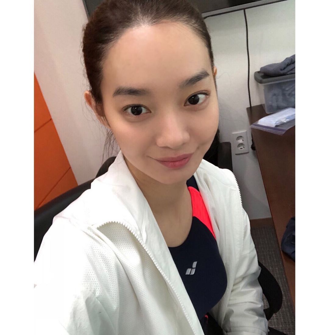 申敏儿冻龄护肤保养TIPS 6 ：敏儿欧尼透露自己除非工作需要，否则都会尽量让皮肤多透气休息，私下出门妆容也是「怎么轻“妆”上阵怎么来」，这样一来肌肤状态更健康！