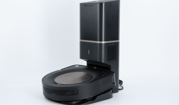 好用扫地机器人推荐 4 ：iRobot Roomba i7+ | 小巧机身设计了2个滚刷、具备自动集尘功能，进行清扫工作时滚刷对向转动，大部分毛发会直接被卷入到集尘盒里，而少量缠绕的毛发会顺着V型纹路进入两侧收集仓。如此一来再也不用担心毛发卡在滚刷上干扰工作！但这款仅限于扫地，没有附加拖地功能，总体来说价格稍微偏贵。