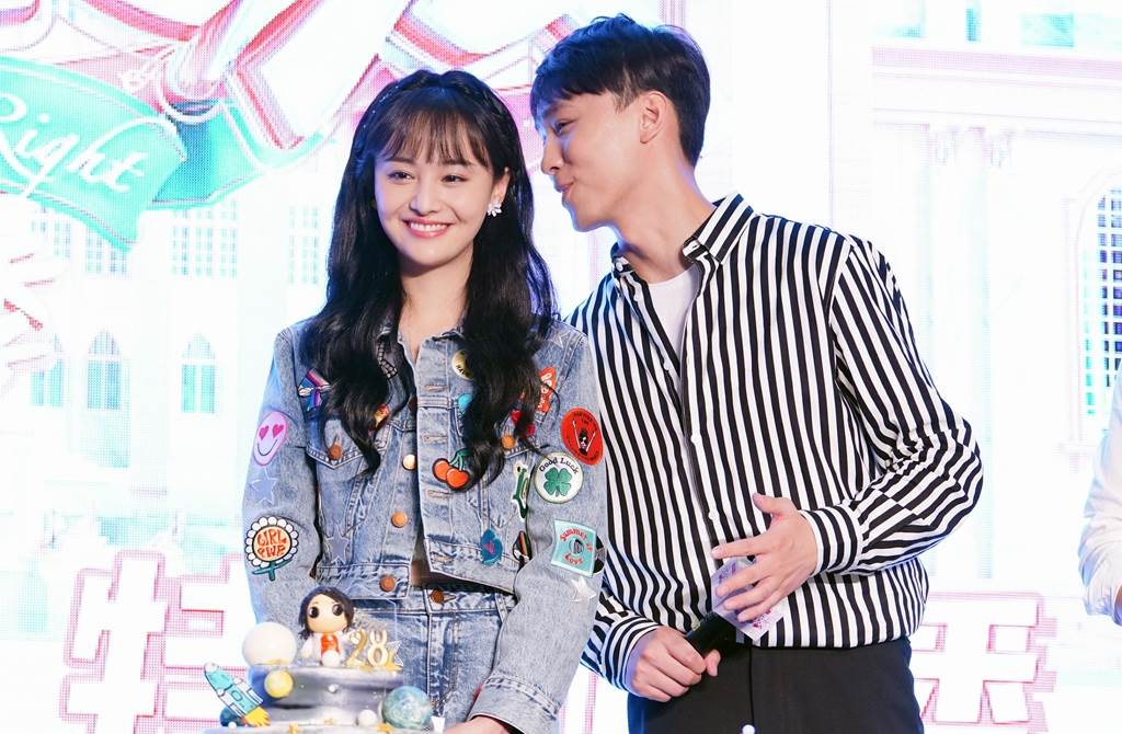 中国女演员郑爽和前男友张恒撕破脸并接连被曝光代孕、弃养、逃税等一连串丑闻，形象再难洗白。