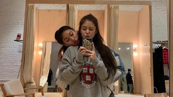 原来郑浩妍和 Blackpink Jennie 是认识多年的至亲闺蜜!从合照上都能明显的感受到两人的好感情~