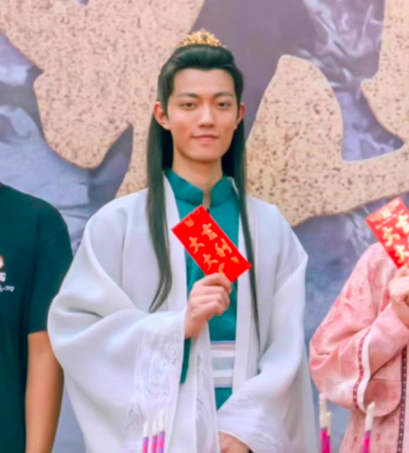 玖月在开机活动现场和其他同剧演员一起身着古装造型现身；侧拍生图中可见，他身着一套颇为仙气的白+青色戏服，然而本人样子不仅和肖战零相似，甚至和他自己在照片及视频中的样貌...都差距甚远！