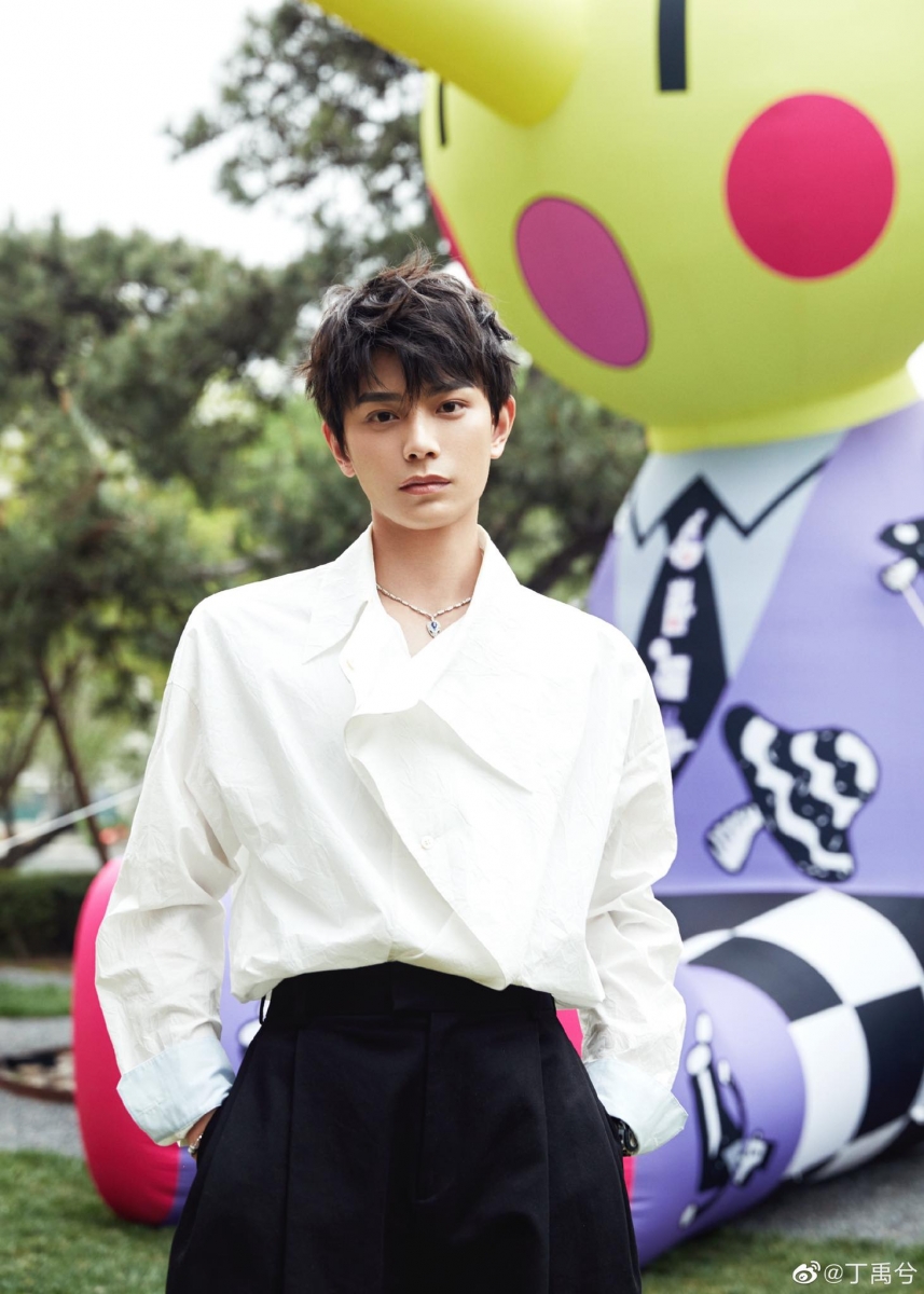 丁禹兮真名丁舟杰，高中时期到处打工赚钱接触了群众演员职业，毕业于导演系专业。小丁曾在《快乐大本营》中透露过自己起初改取艺名的原因，是想要保护家人、避免大众对他们过分关注，殊不知出道后本名火速被明明白白地写在百度百科上，自嘲「改名改了个寂寞」～