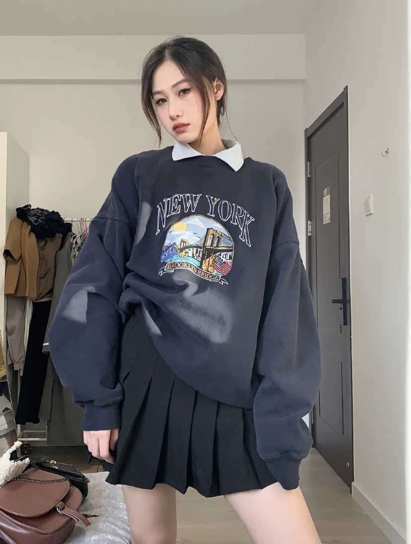 另外也可以搭配一个白色Polo内搭,有领看起来会更加有复古学院风哦!