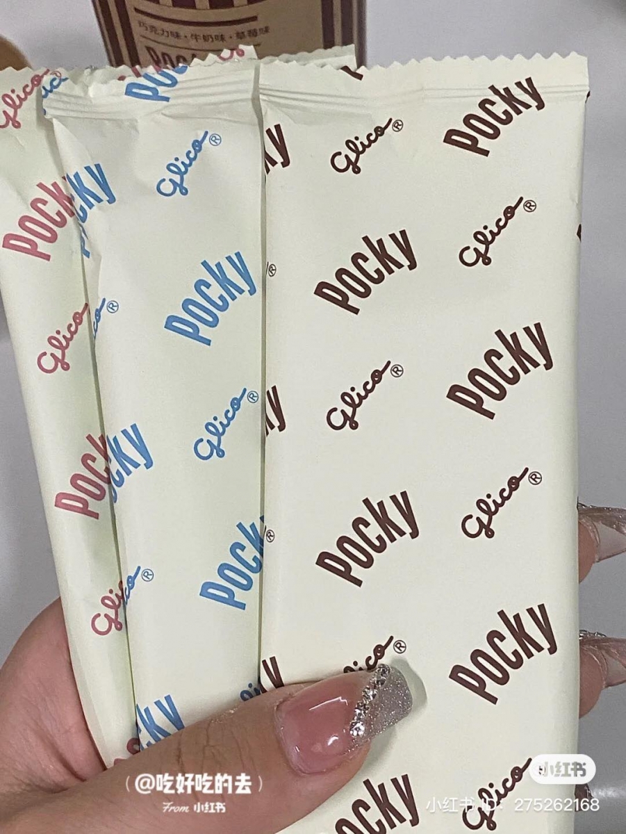 上面也印上「宝宝蓝」、「草莓粉」和「巧克力」相应饼干颜色的字体，光是看包装就美到舍不得吃。