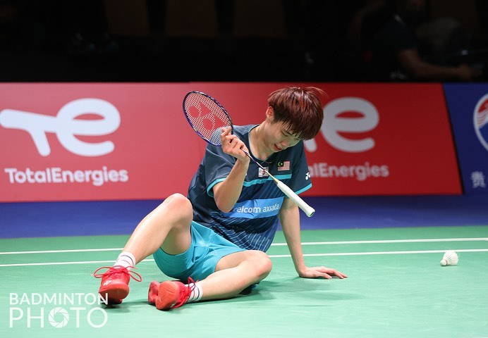 身为 00's 大马羽球的第三男单代表「黄智勇」自从在组内接二连三打败詹俊为、梁峻豪等前辈好手夺下第一名后就瞬间得到很多关注。没想到他在苏迪曼杯、汤杯赛场上表现一样亮眼,以不慌不急的步伐以及独特判断力拉近比分,给对手施加压力,赢得不易