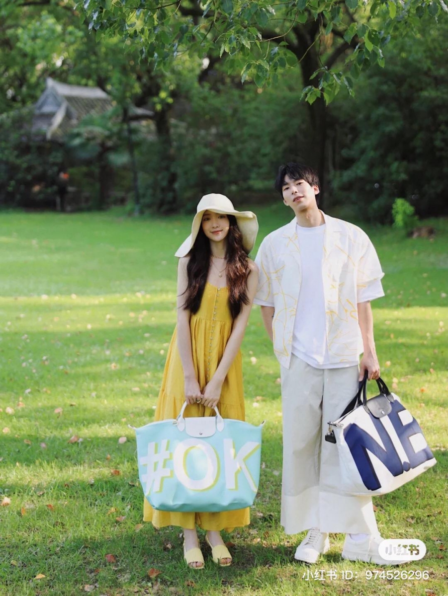 众所皆知，来自法国著名精品包 Longchamp 都是以可折叠的饺子包闻名