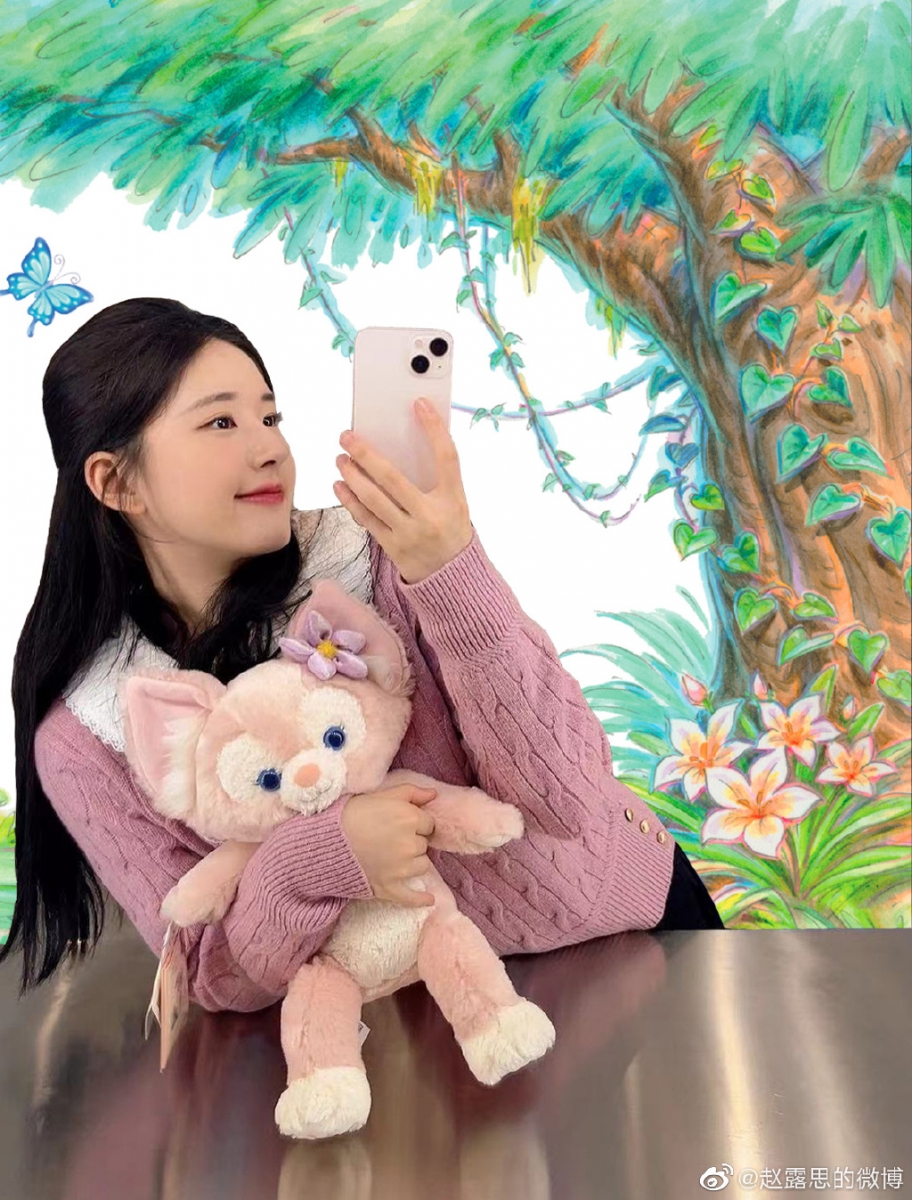 甜宠剧女神赵露思晒出自己和玲娜贝儿玩偶的合照~
