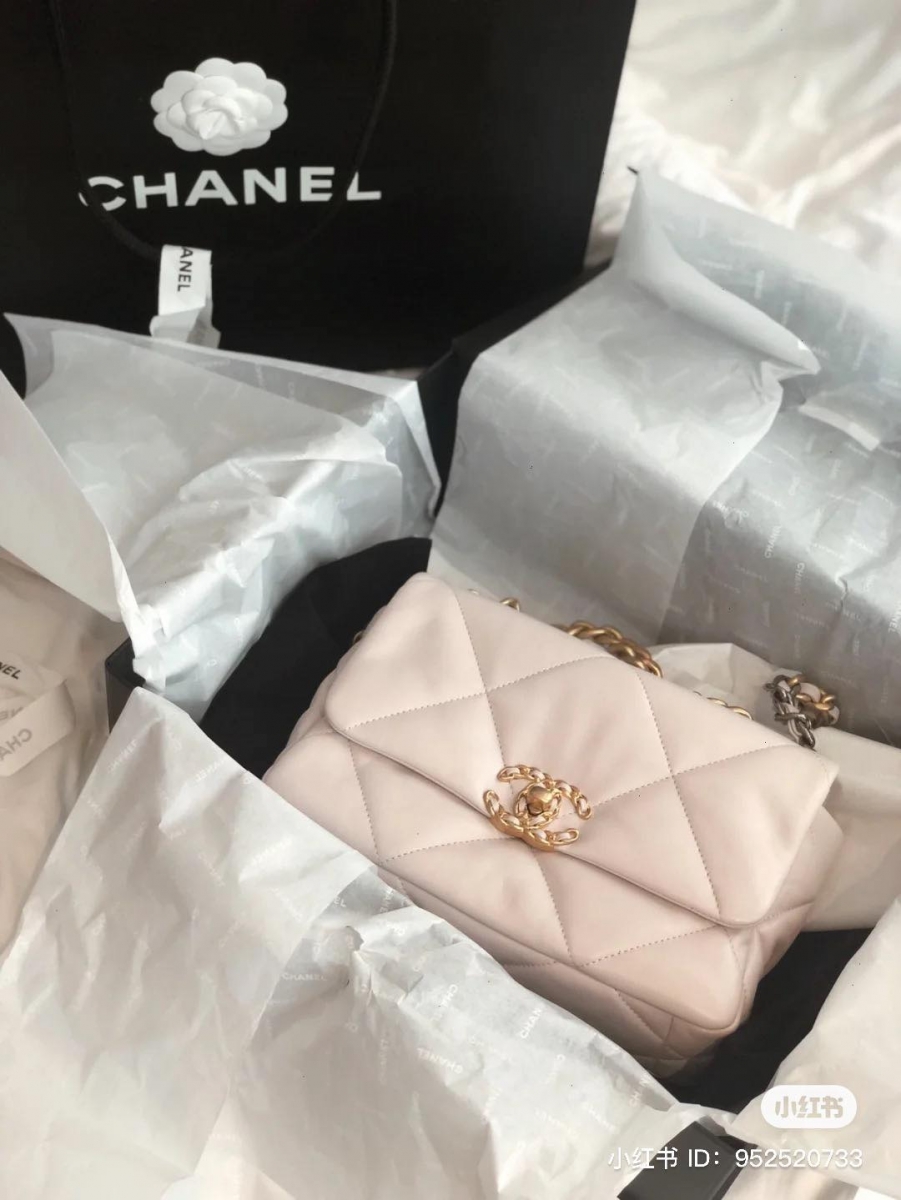 上一季的CHANEL 19 Handbag超粉嫩柔粉色调,在小红书上讨论度也很高!喜欢的女生也可以考虑看看!