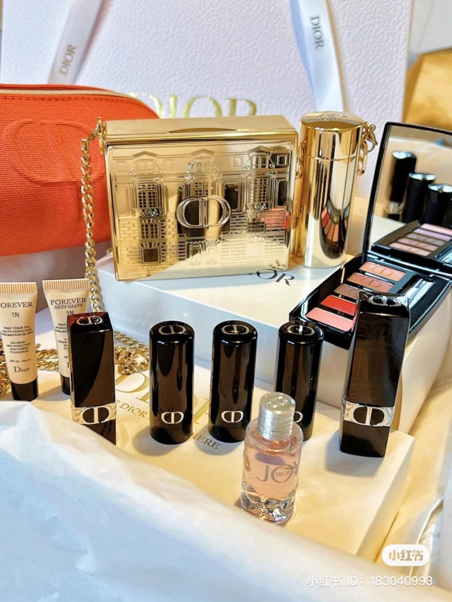 DIOR 璀璨梦田圣诞系列