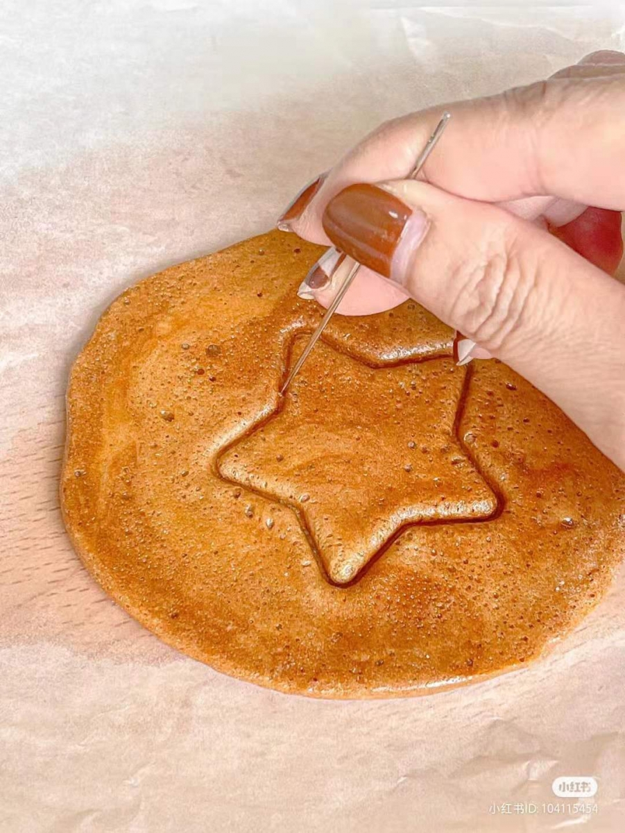 参与者必须在时限内,利用仅有的一枚铁针取下印有不同形状图案的椪糖,过程中不能有任何裂痕,如失败将立即遭到“爆头”!(笑)