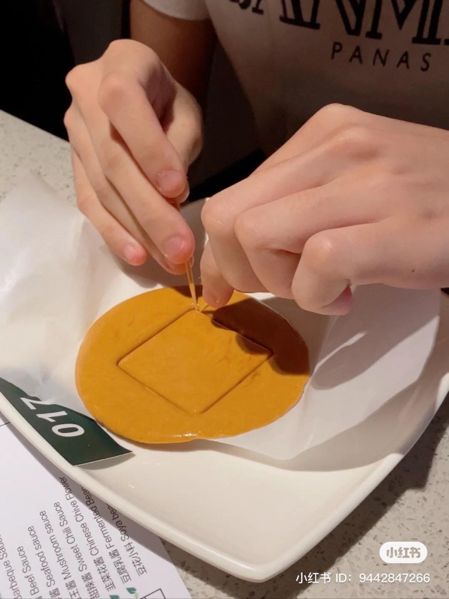 吃完了还可以得到一人一份爆米花当做奖励。