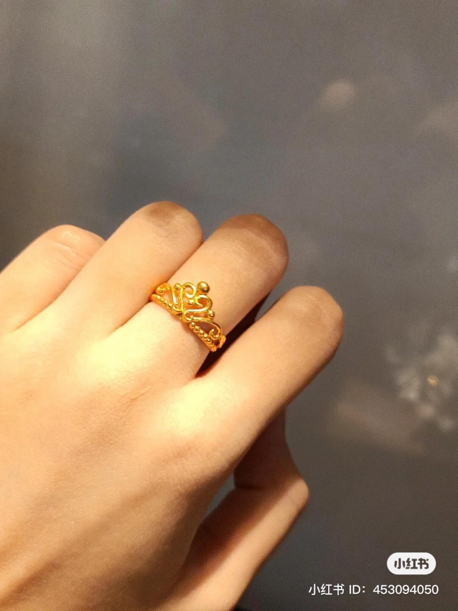 以爱心皇冠设计而成,镂空式透肤的构造特别吸晴加上编织风的戒环,设计极具层次感~完美暴击少女心。