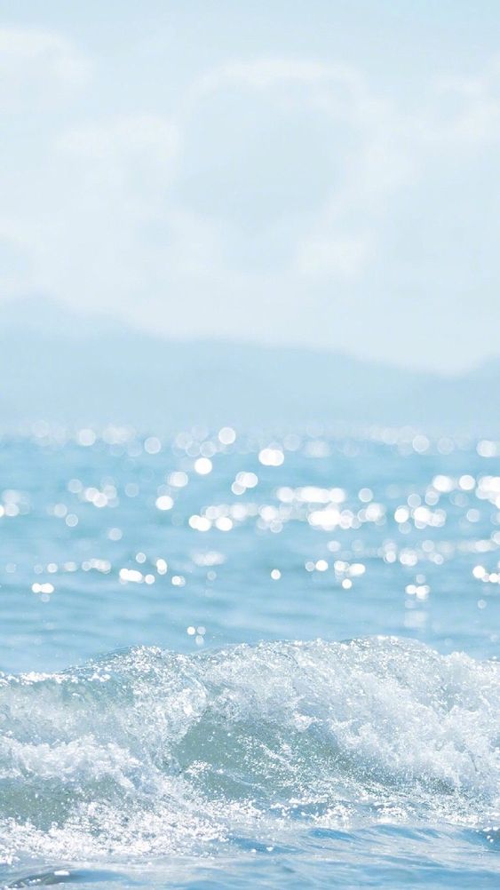 「不想祝你永远快乐,毕竟这不太现实。只祝你,无论在遇到任何困难时,依然有挖掘美好的勇气。」