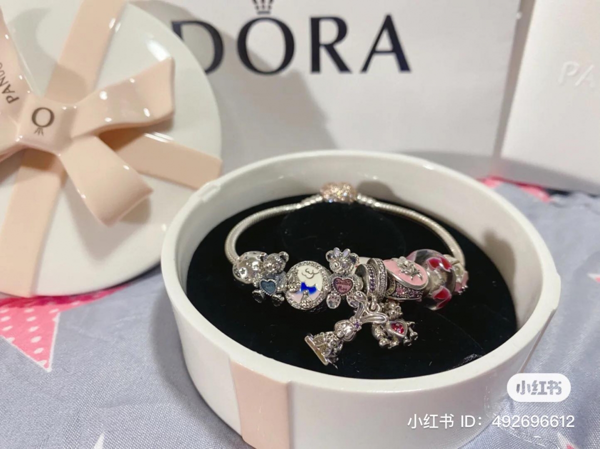 潘多拉 X 达菲家族联名的首饰吊坠一共有 3 款，分别是：星黛露、达菲和雪莉玫。与迪士尼联名的吊坠从来都不会令女孩失望，做工技艺极其精巧，每一个玩偶都被刻画得栩栩如生。