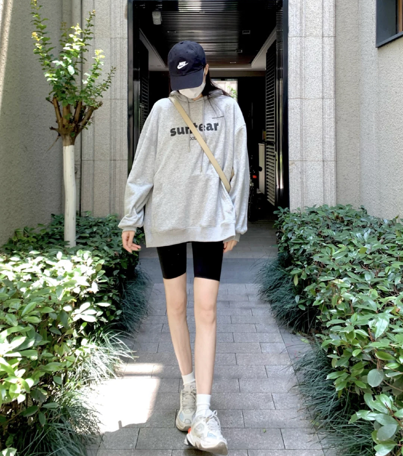 简单的一件宽松卫衣搭配紧身5分裤,意外可以穿出超显高的效果!