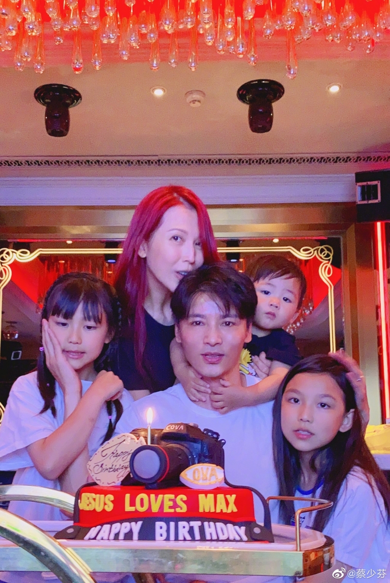 为了打开这个根深在心里已久的心结,俩夫妻也决定寻求「婚姻辅导师」帮助。没想到在专业老师的提点下,两人都敞开了心扉,所有的疑虑和矛盾也完全解除了。至于被问到「婚姻辅导」一共花了多少钱?蔡少芬则说「1000 元一堂课,我们看了 1o 次 !每次 1 个小时」~