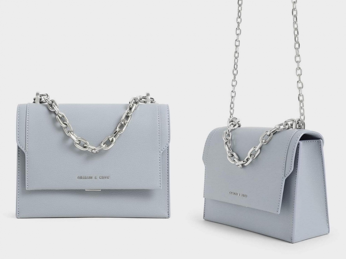 Charles & Keith Front Flap Chain Handle Crossbody Bag:温柔的灰蓝色调配上银白色金属链条质感破表,加上大气的小方包+掀盖压扣设计,无论是搭配通勤工作、休闲日常穿搭或重要场合/宴会LOOK…春、夏、秋、冬季及各大场合,都是非常好搭配的一款包包!
