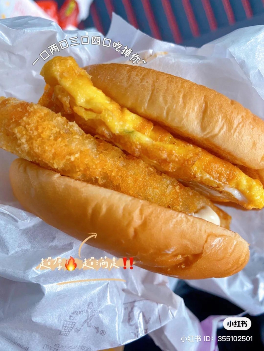 滑嫩湿滑的鸡蛋加上美乃滋酱以及酥炸香脆 Hash Browns ,口感极具丰富有层次,吃起来更加入味,好吃到还想再叫多一粒