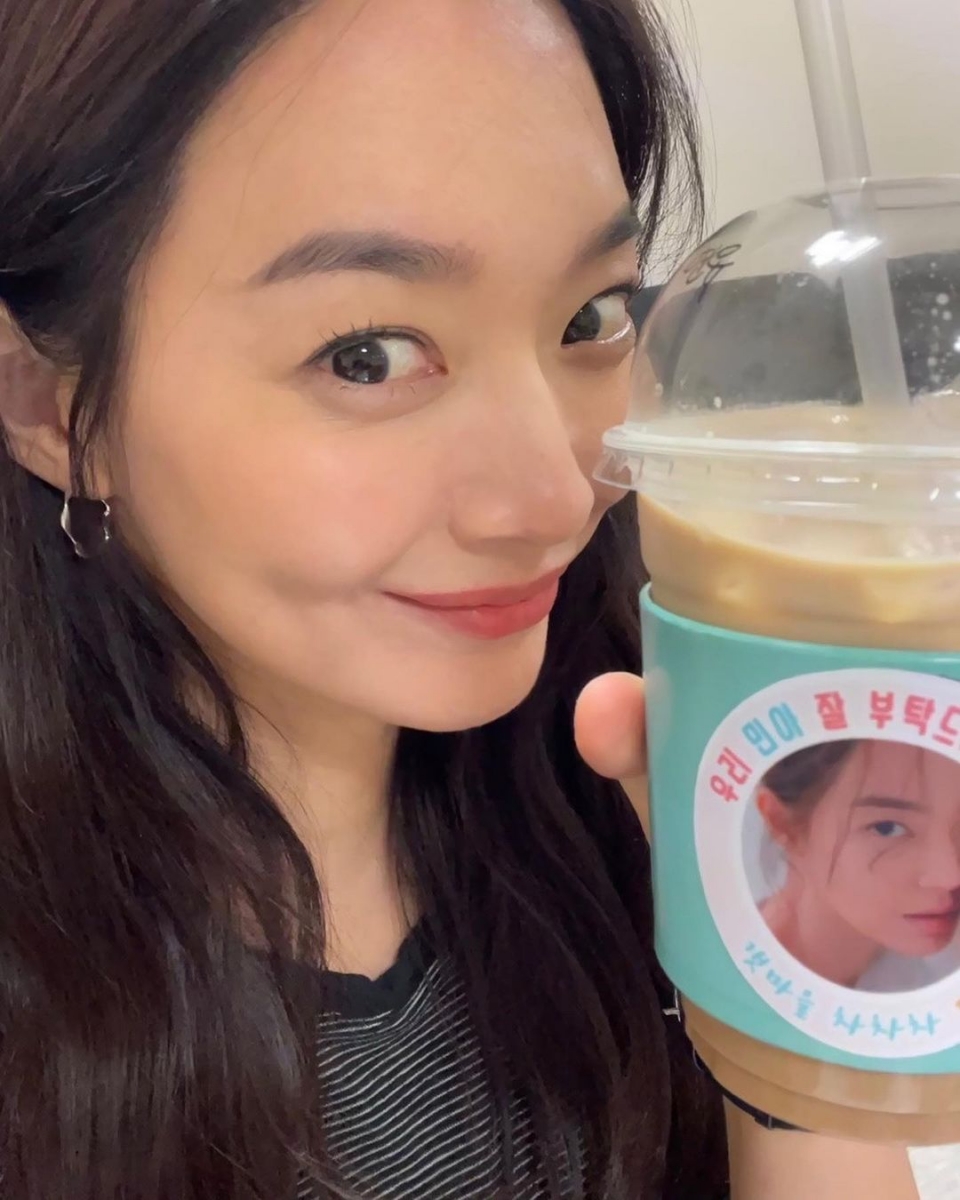 申敏儿冻龄护肤保养TIPS 5 ：申敏儿女神分享的毛孔管理小妙招是：选用泡沫细致的洗脸产品，更轻易将毛孔深处的多余油脂和污垢溶解和清洁干净；洗完脸后用上述婴儿用纱布/棉巾擦拭完肌肤后，记得一定要做好保湿补水工作，肌肤才能饱满水润！此外用冷水浸湿过的棉巾敷脸，也有收缩毛孔和消水肿效果～