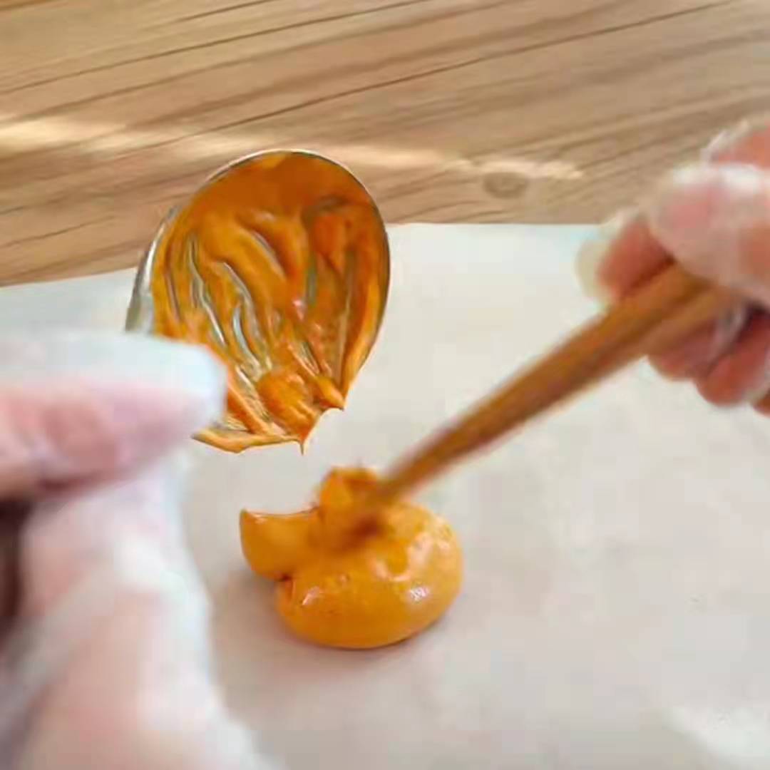 拌匀后立刻倒在烘焙纸上,盖上另一张烘焙纸,用杯子(或者其他重物也行)压平