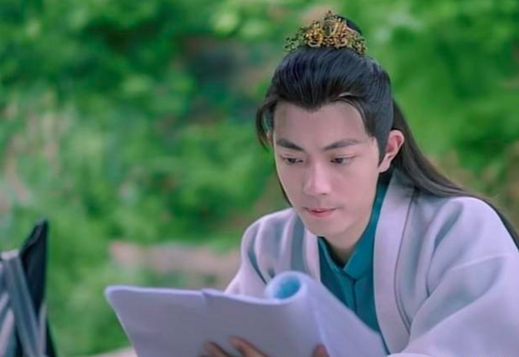 剧组后期上传的花絮片段经调色滤镜精修一番后，和平时在社交媒体平台上的玖月照片比较相似。