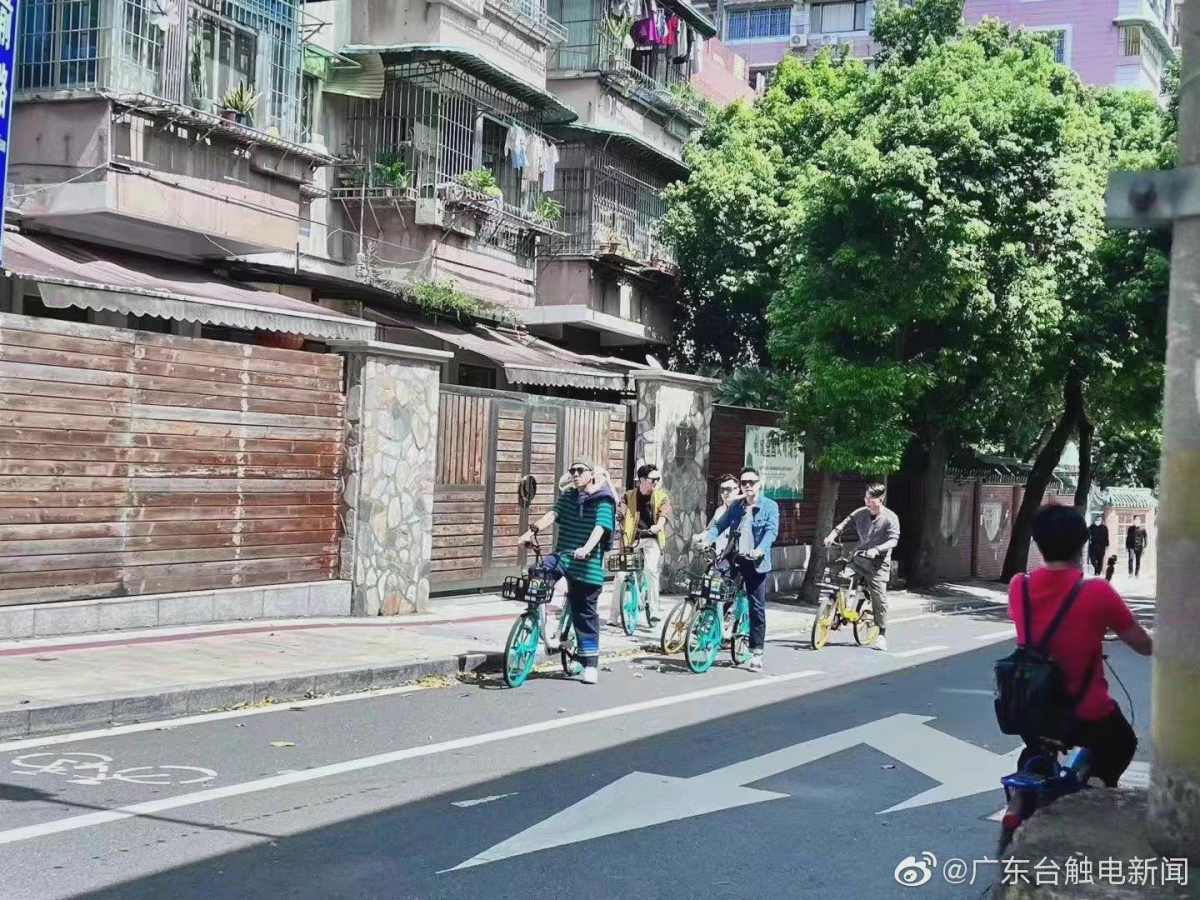 陈小春、张智霖、林晓峰、谢天华和梁汉文集体现身广州东山口进行《大湾仔的夜》节目录制。