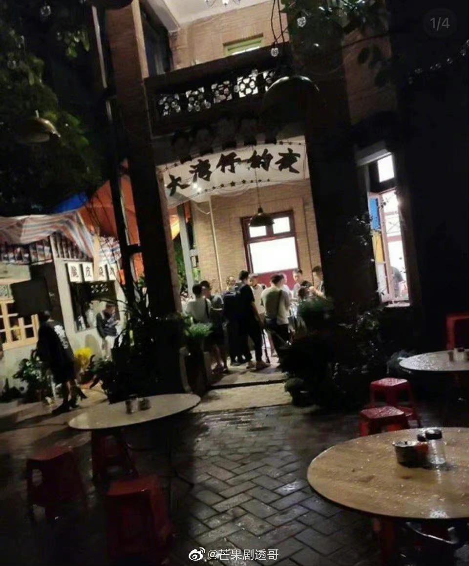 据路透资料显示,大湾区哥哥们的新团综《大湾仔的夜》将会在广州、深圳开拍,微博上有知情人士指团队已经悄悄开始了录制,预计节目会有12期~也有网友拍到了摄制队现身广州搭景,看来只差一个官选了啊(撒花~)